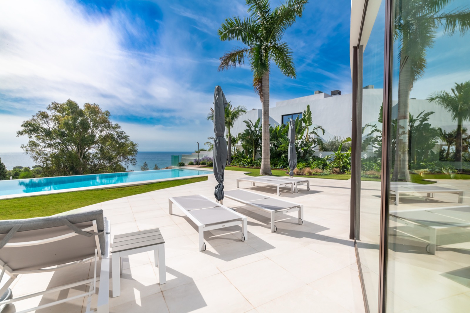 Private saltwater infinity pool and outdoor terrace — Domus Eco Villas, Costa del Sol